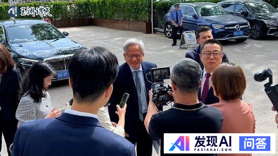 英伟达 CEO 来华，罕见一改往常标志性黑色皮衣换上西服，传递出什么信息？其此次来华有什么不一样了？-1.jpg